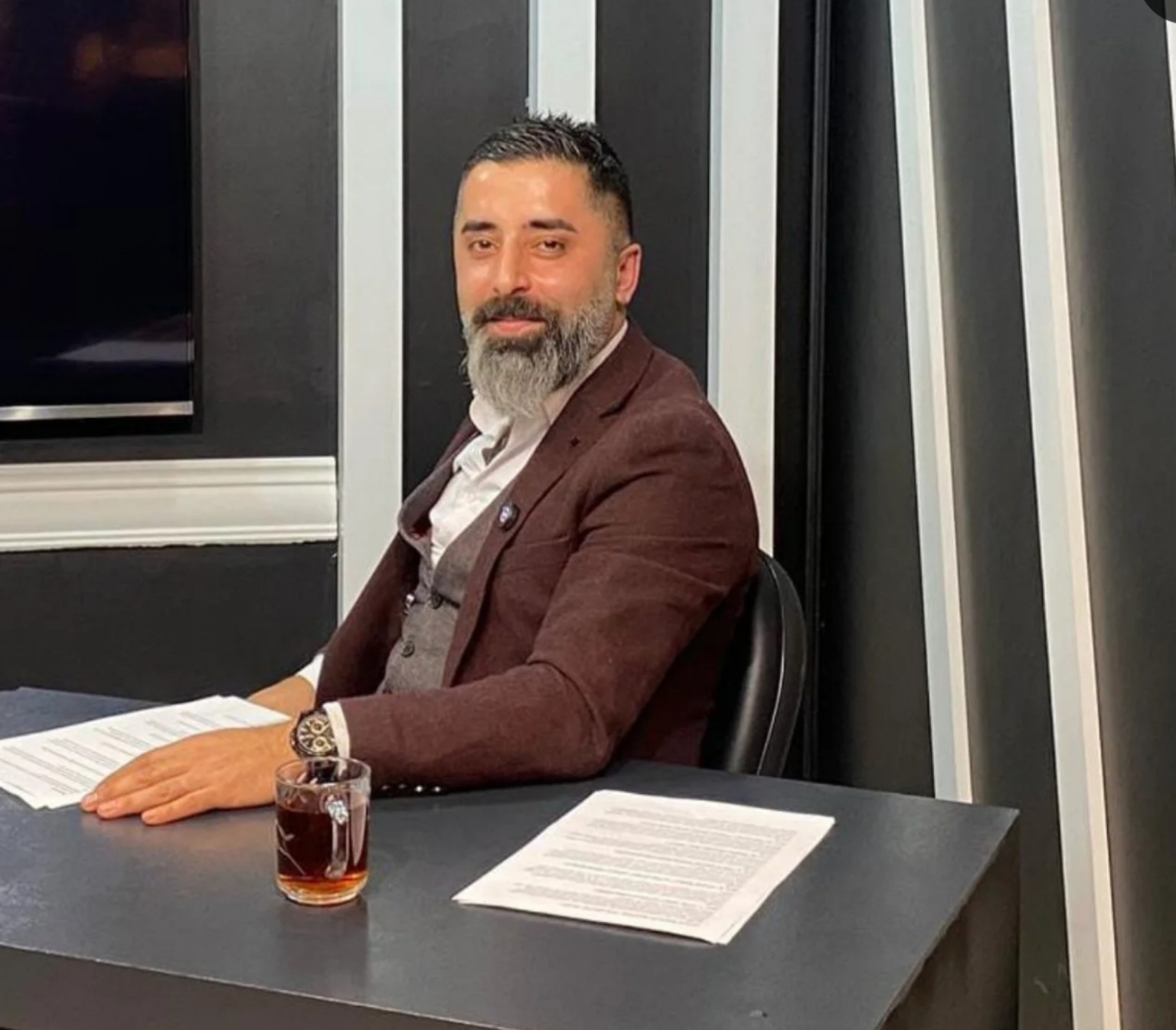 Burak Dinçer toplantıda, çalışma masasında